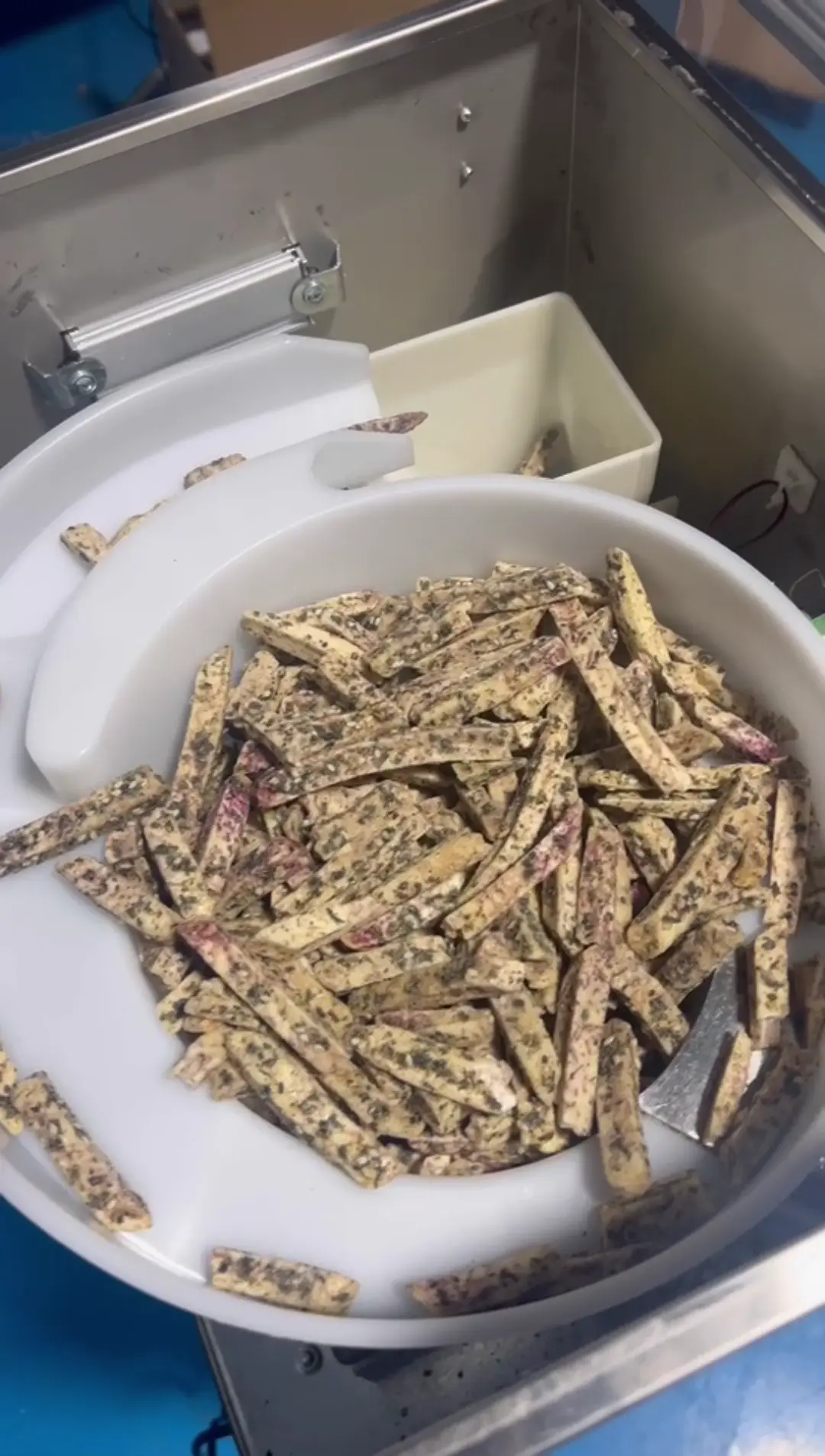Automatic vertical form fill seal taro sticks and crispy snack strip packaging machine with sealed pillow pouch packages in modern food factory