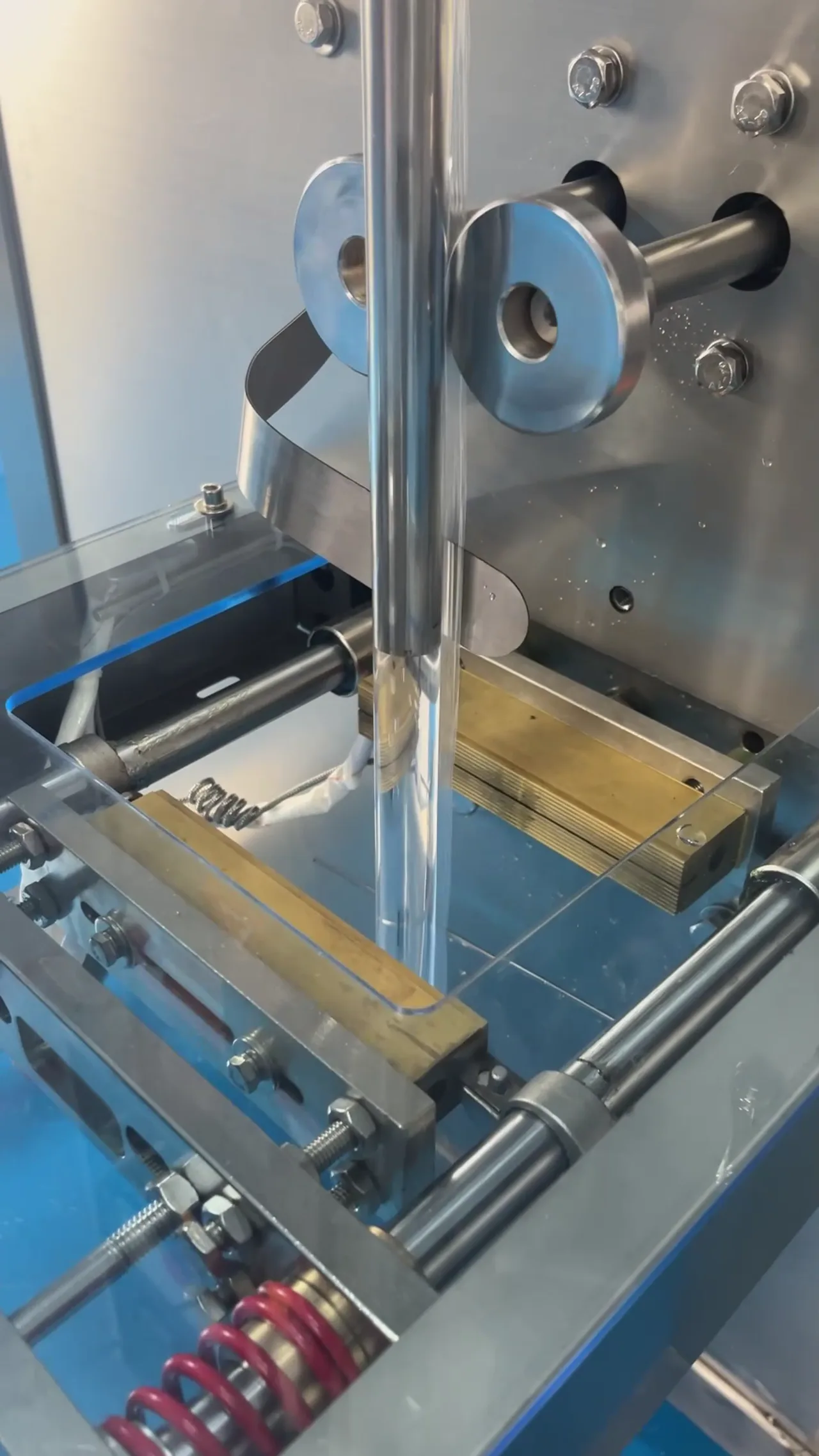 Automatic continuous rotary roller high-speed paste and liquid packaging machine with sealed liquid sachets in modern manufacturing facility