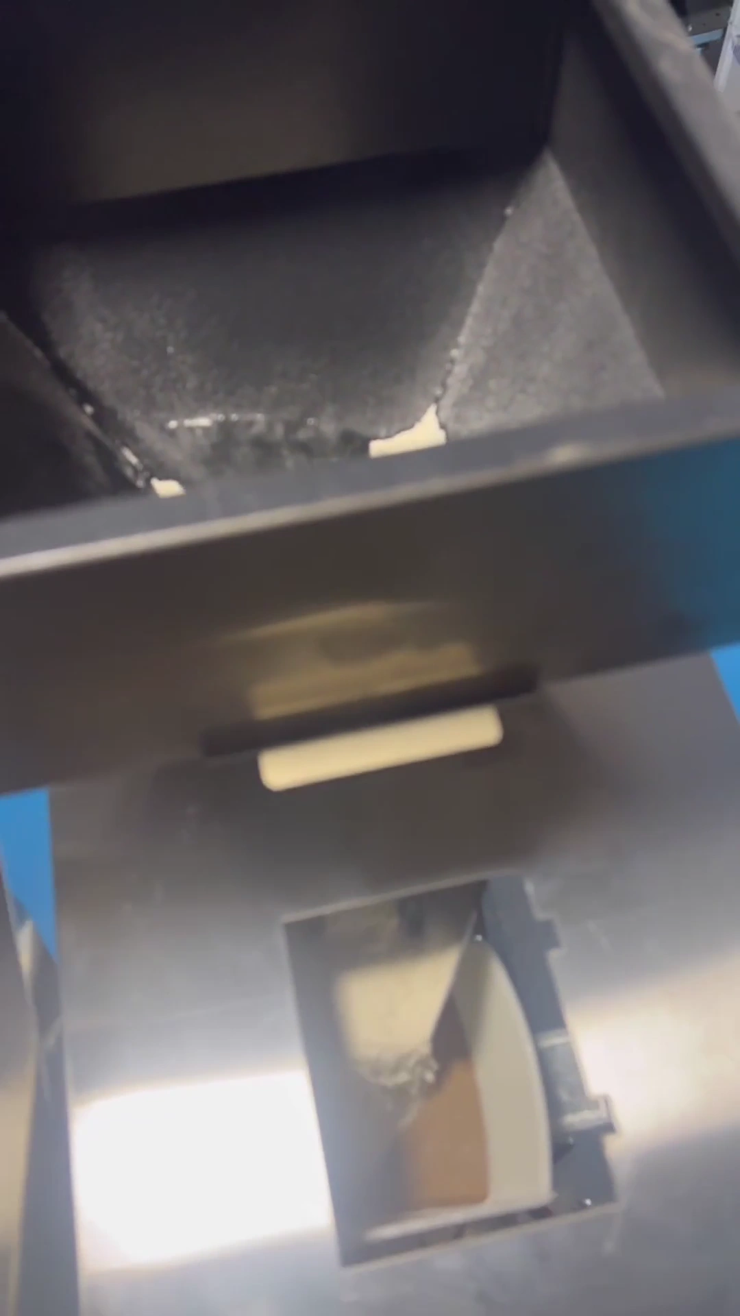 Automatic powder vertical form fill seal packaging machine with precision servo auger filler and sealed sachets in modern manufacturing facility