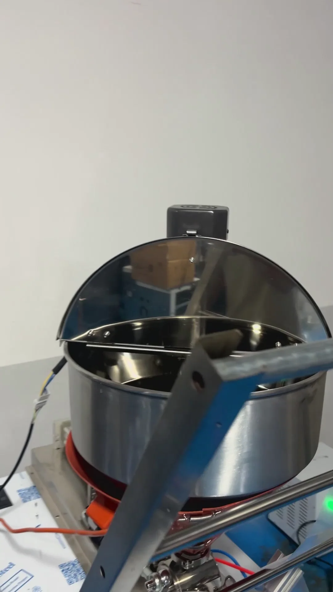 Automatic heated hopper paste and viscous liquid vertical form fill seal packaging machine with temperature-controlled jacket and sealed sachets in modern manufacturing facility